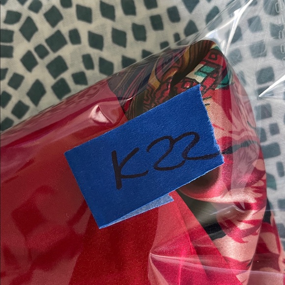 Vintage Gold Label Victoria's Secret Navy Blue & Red Floral Paisley Satin Robe - Picture 9 of 9